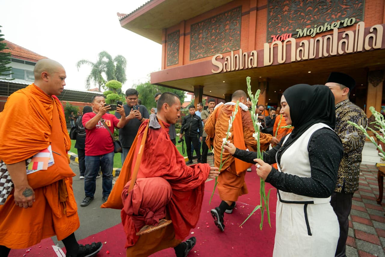 Biksu Thudong dari Empat Negara Singgah di Kota Mojokerto, Jadi Potret Toleransi Jelang Waisak