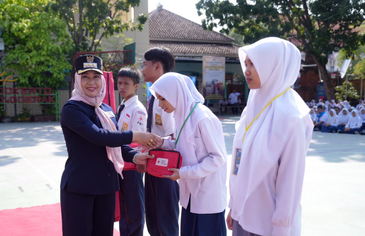 Wali Kota Mojokerto Mengukuhkan Ratusan Anggota PMR Kota Mojokerto