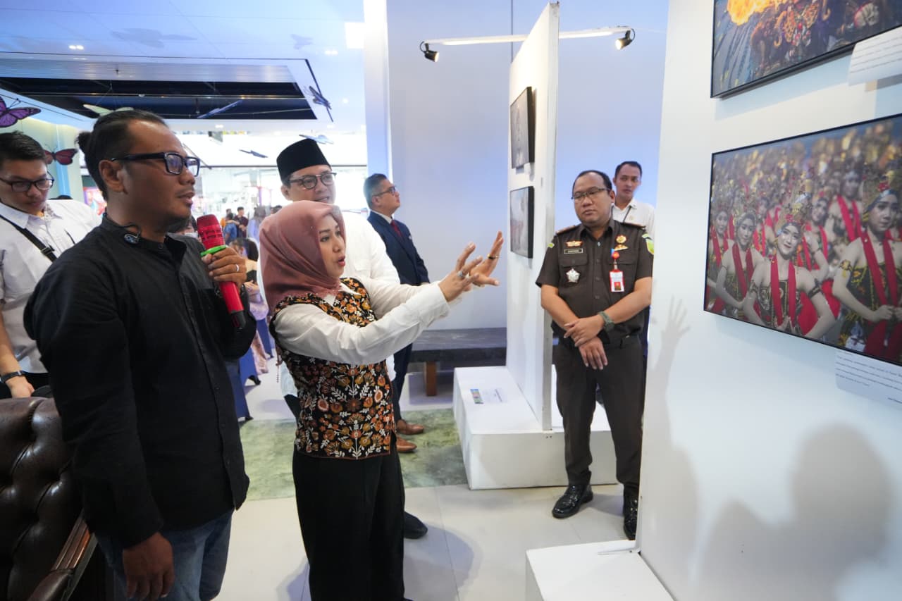 Tinjau Pameran Lukisan dan Fotografi Media Center Mojokerto, Ning Ita Berharap Jadi Magnet Kunjungan dan Penggerak Ekonomi