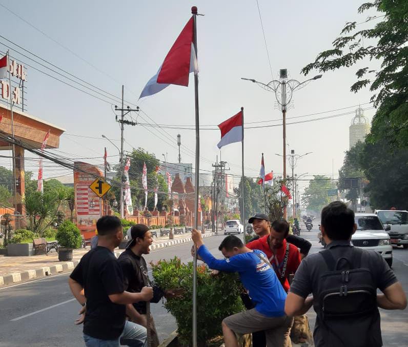 Bendera Merah Putih Berkibar di Sepanjang Jalan Protokol, Awali Semarak HUT Ke-81 RI di Kota Mojokerto