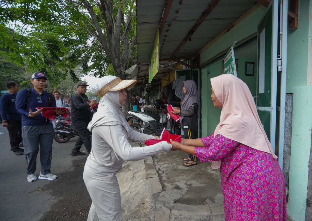 Gaungkan Semangat Kemerdekaan,Wali Kota Mojokerto Bagikan Bendera Merah Putih untuk Warga