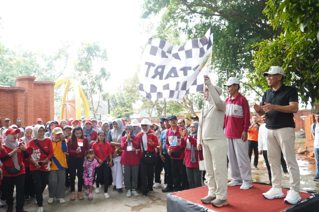 Jalan Sehat HUT Ke-64 PWRI, Ning Ita Ajak Lansia Tetap Aktif dan Bugar
